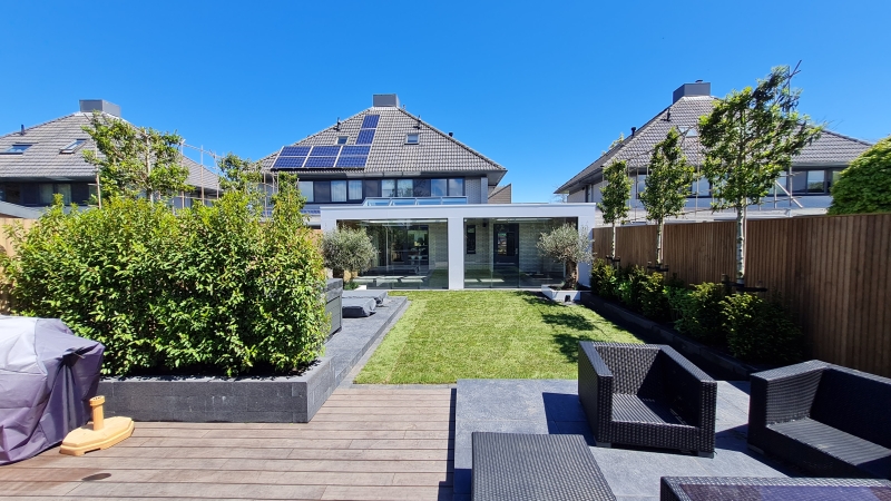 Moderne tuinrenovatie aan het water